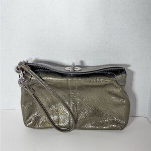COACH TURNLOCK WRISTLET PATENT LEATHER Olive GREEN